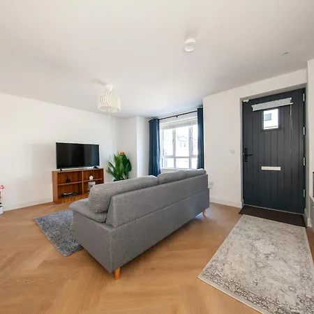 Modern 2 Bed House In Hollystown With Free Parking 別荘 *