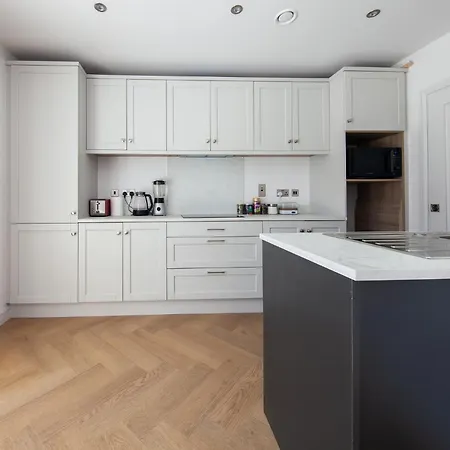 Modern 2 Bed House In Hollystown With Free Parking Ferienhaus Dublin