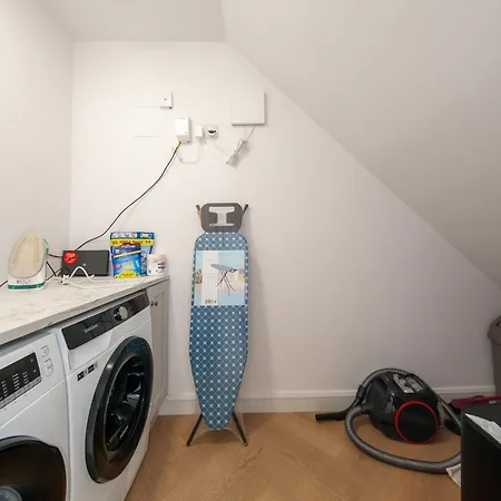 Ferienhaus Modern 2 Bed House In Hollystown With Free Parking