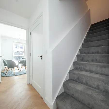 Modern 2 Bed House In Hollystown With Free Parking 펜션