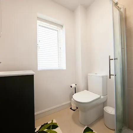 Modern 2 Bed House In Hollystown With Free Parking