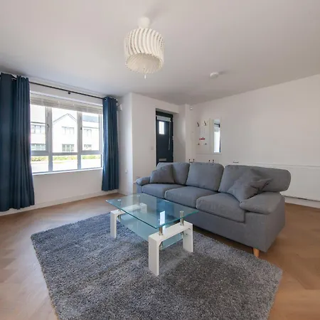 Modern 2 Bed House In Hollystown With Free Parking 펜션
