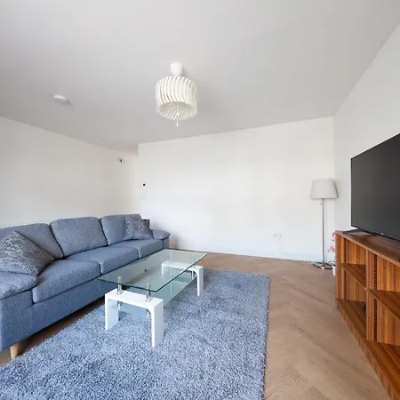 Modern 2 Bed House In Hollystown With Free Parking 펜션 *