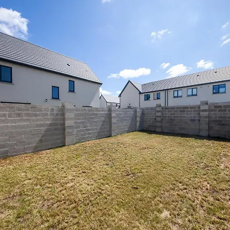 Modern 2 Bed House In Hollystown With Free Parking Σπίτι διακοπών *