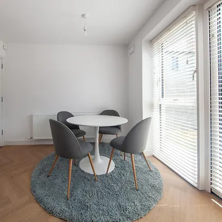 Modern 2 Bed House In Hollystown With Free Parking 더블린