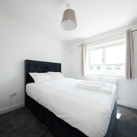 Modern 2 Bed House In Hollystown With Free Parking
