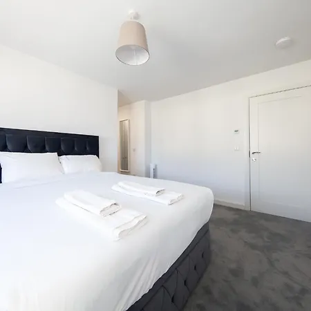Modern 2 Bed House In Hollystown With Free Parking Prázdninový dům