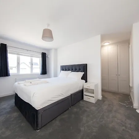 Modern 2 Bed House In Hollystown With Free Parking