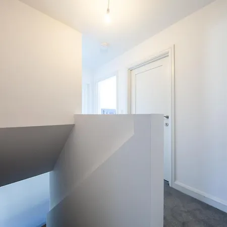 Modern 2 Bed House In Hollystown With Free Parking Prázdninový dům